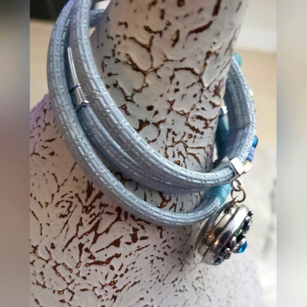 ☀️SOLD☀️Beautiful shimmery wrap bracelet with magnetic clasp closure - Picture 3 of 4